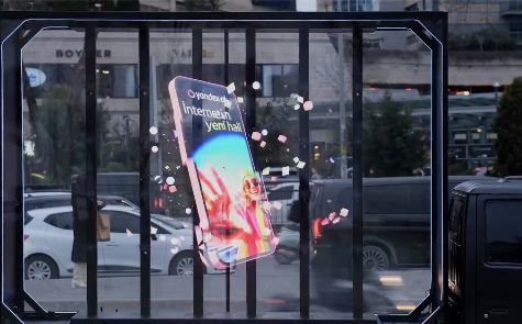 Yandex AI projesinde kamyonun içinde görünen üç boyutlu telefon hologramı